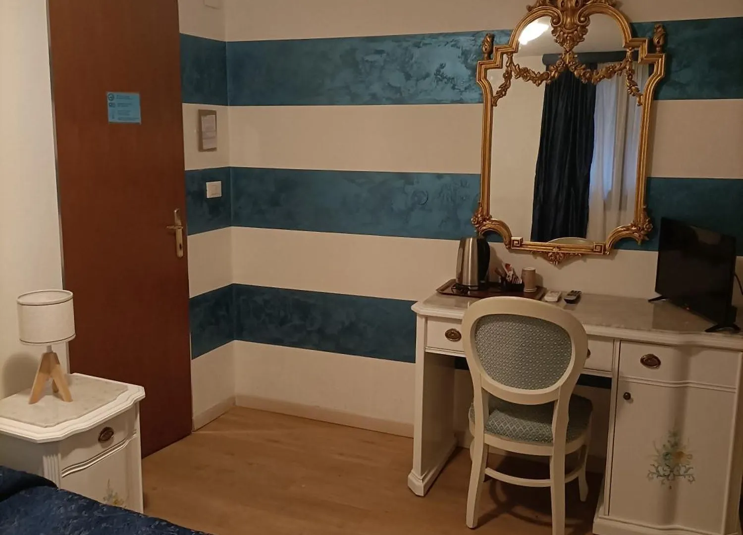 בית הארחה ונציה Palazzo Lion Morosini - Check In Presso Locanda Ai Santi Apostoli