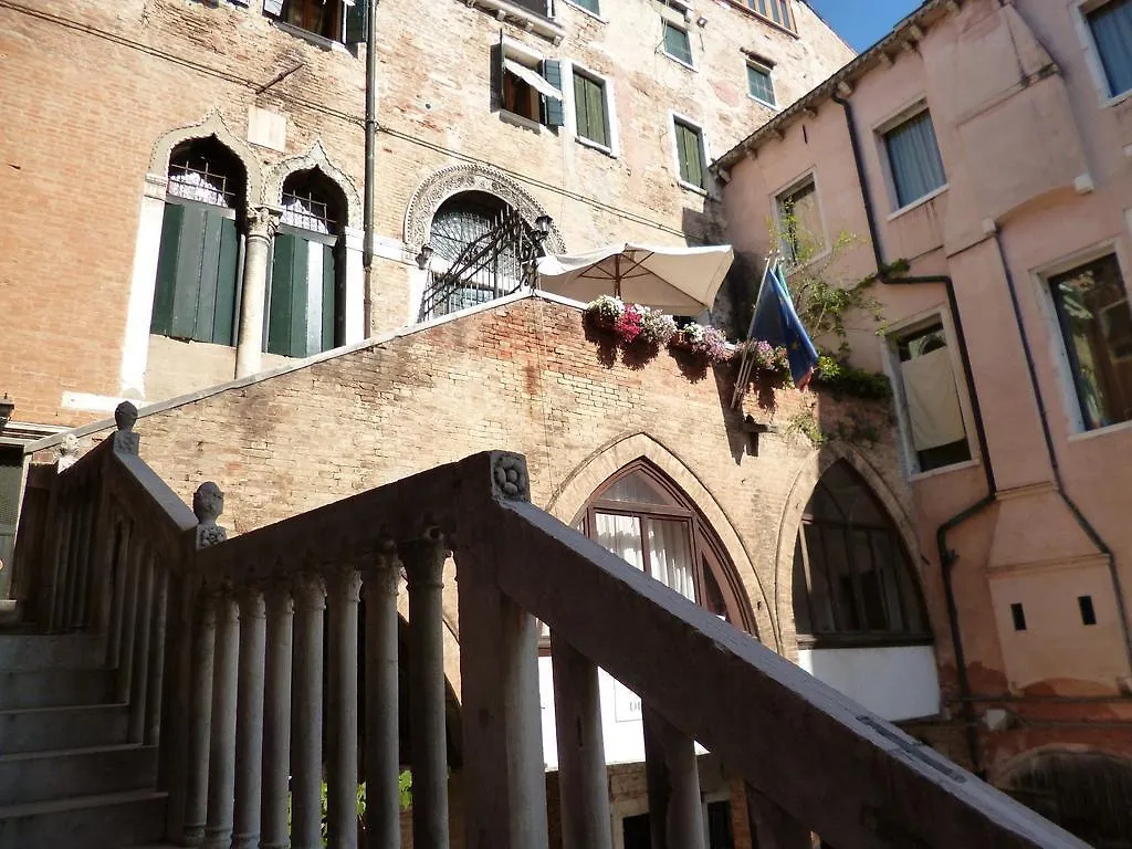 Maison d'hôtes Palazzo Lion Morosini - Check In Presso Locanda Ai Santi Apostoli Venise